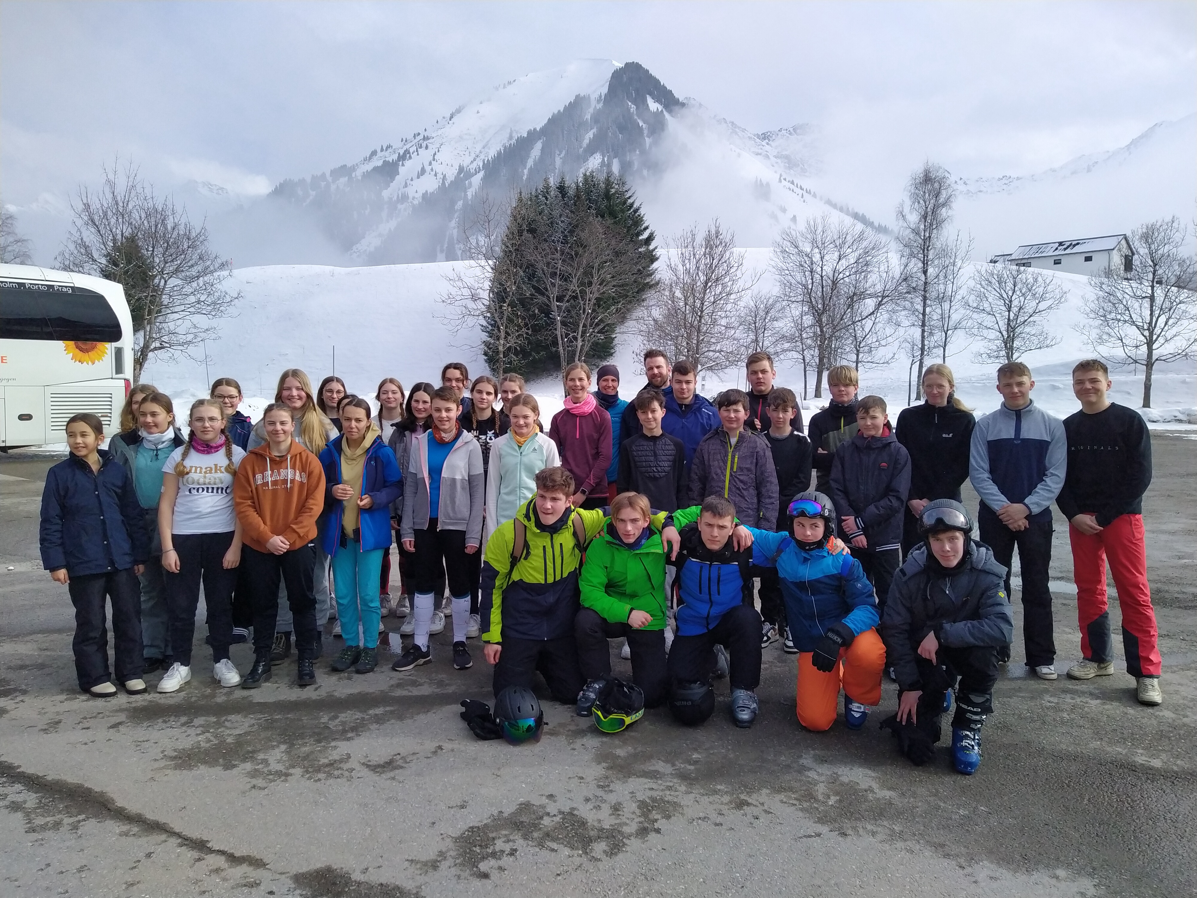 
    
            
                    Gruppenfoto der Teilnehmer der Skiausfahrt 2023
                
        
