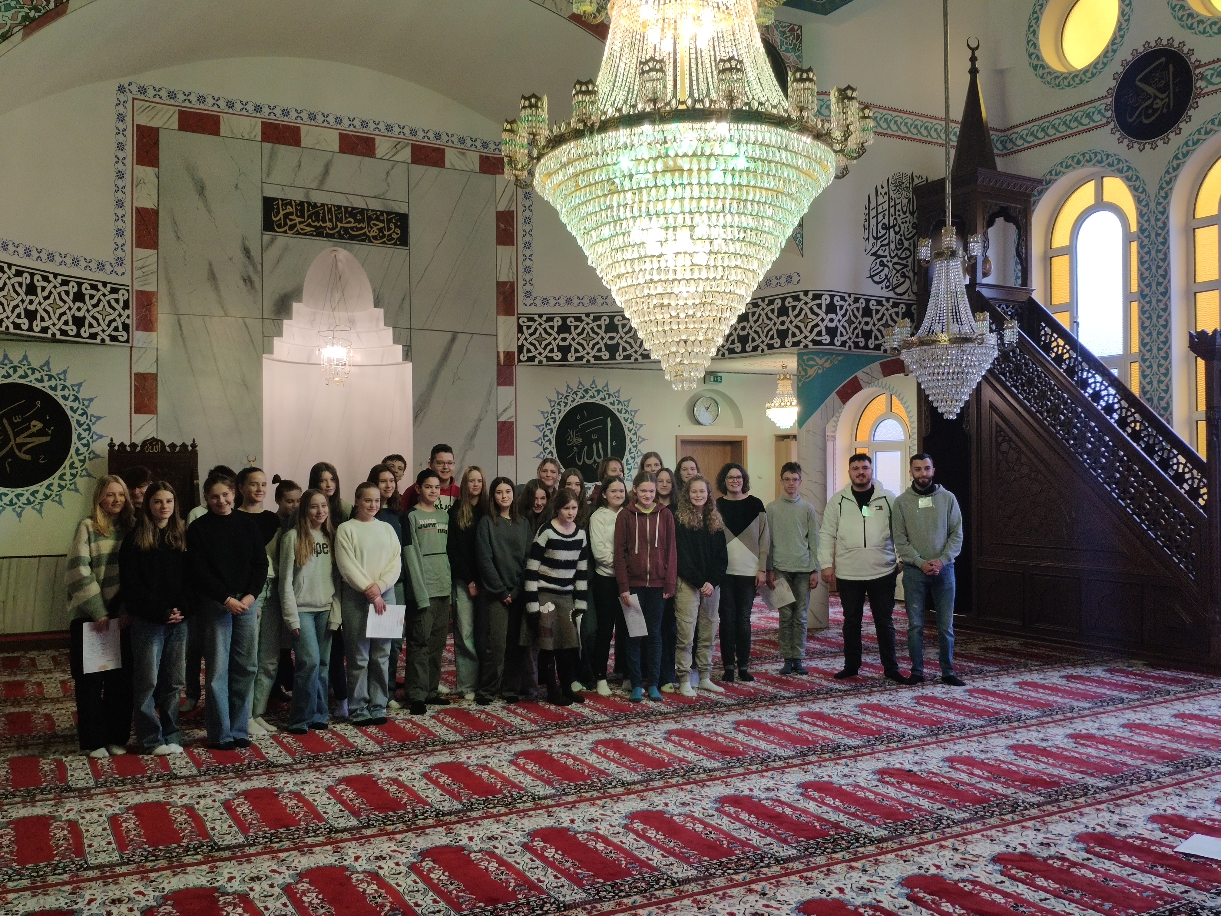
    
            
                    Gruppenfoto im Gebetsraum der Moschee
                
        
