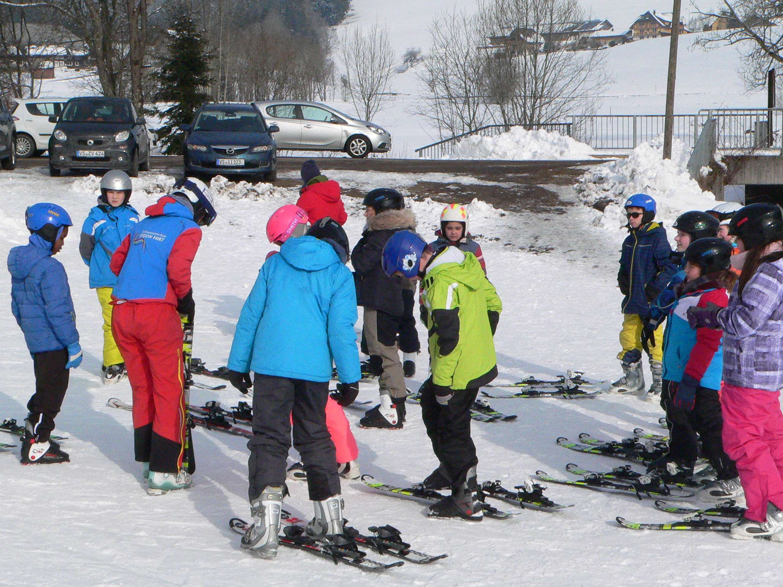 
    
            
                    Fünftklässler machen sich mit dem Sportgerät Ski vertraut
                
        
