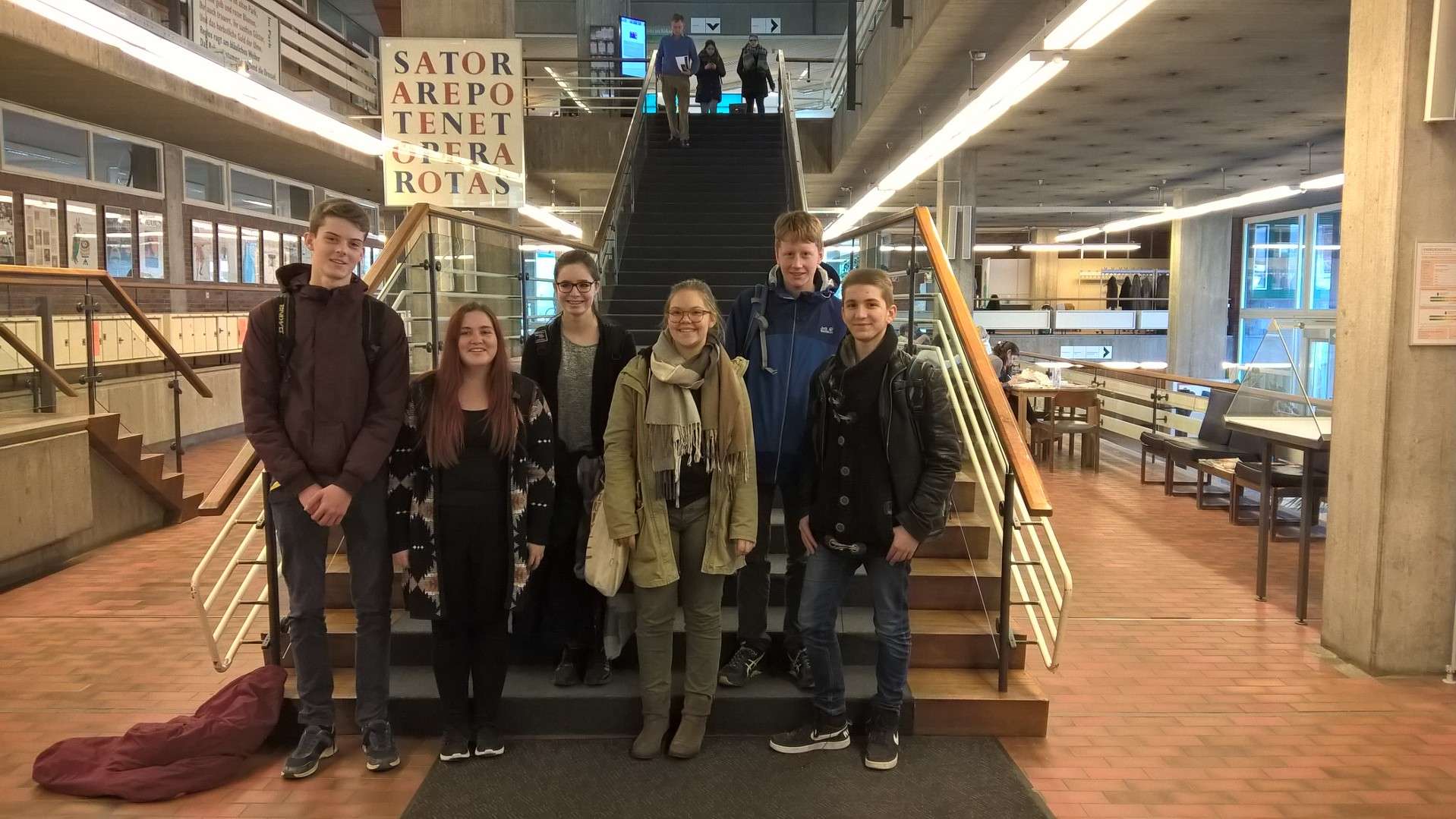 
    
            
                    Schüler des Seminarkurses in der Landesbibliothek Stuttgart
                
        
