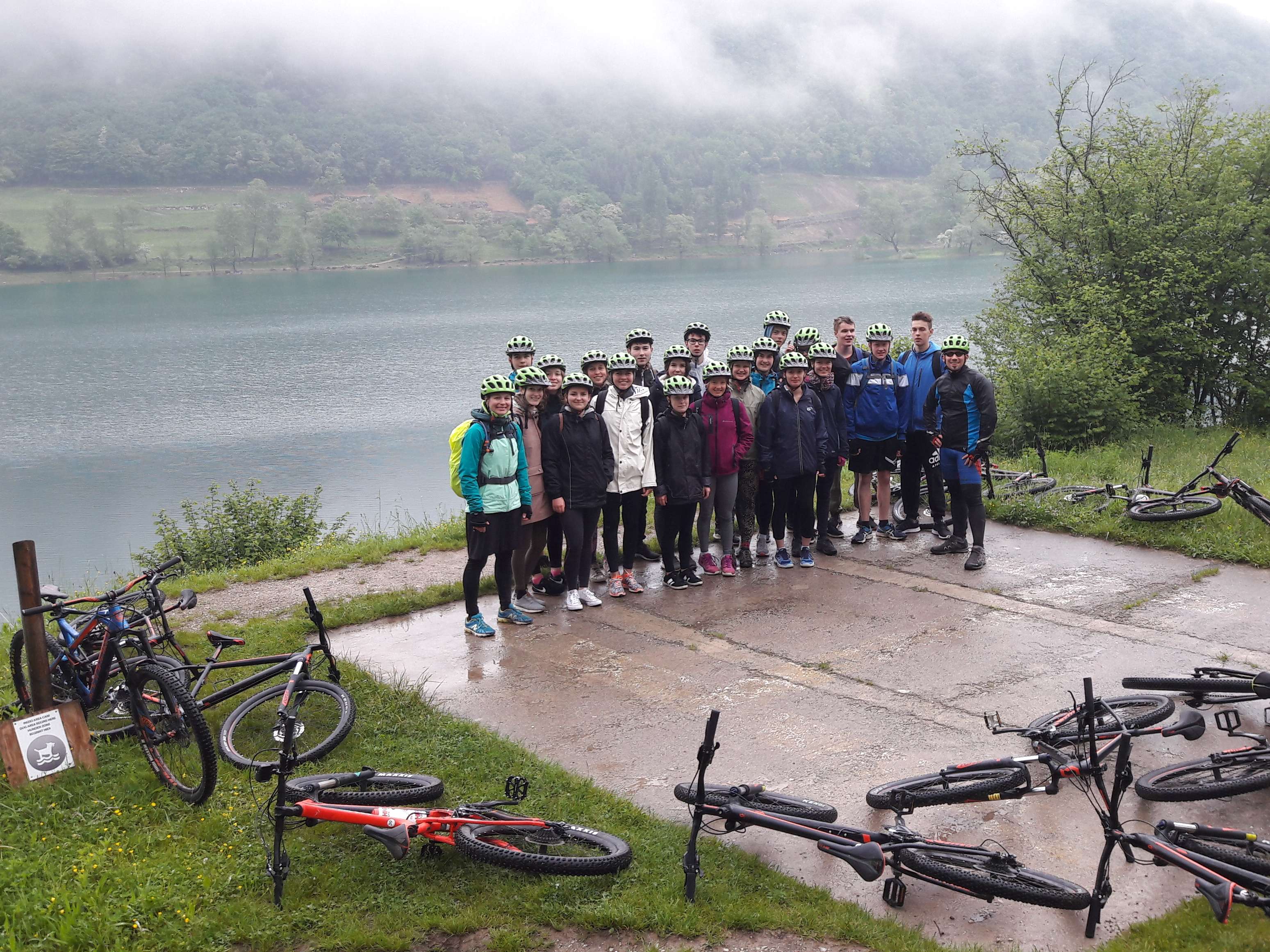 
    
            
                    Gruppenbild am Lago di Tenno - kalt &amp; nass, aber voller power
                
        

