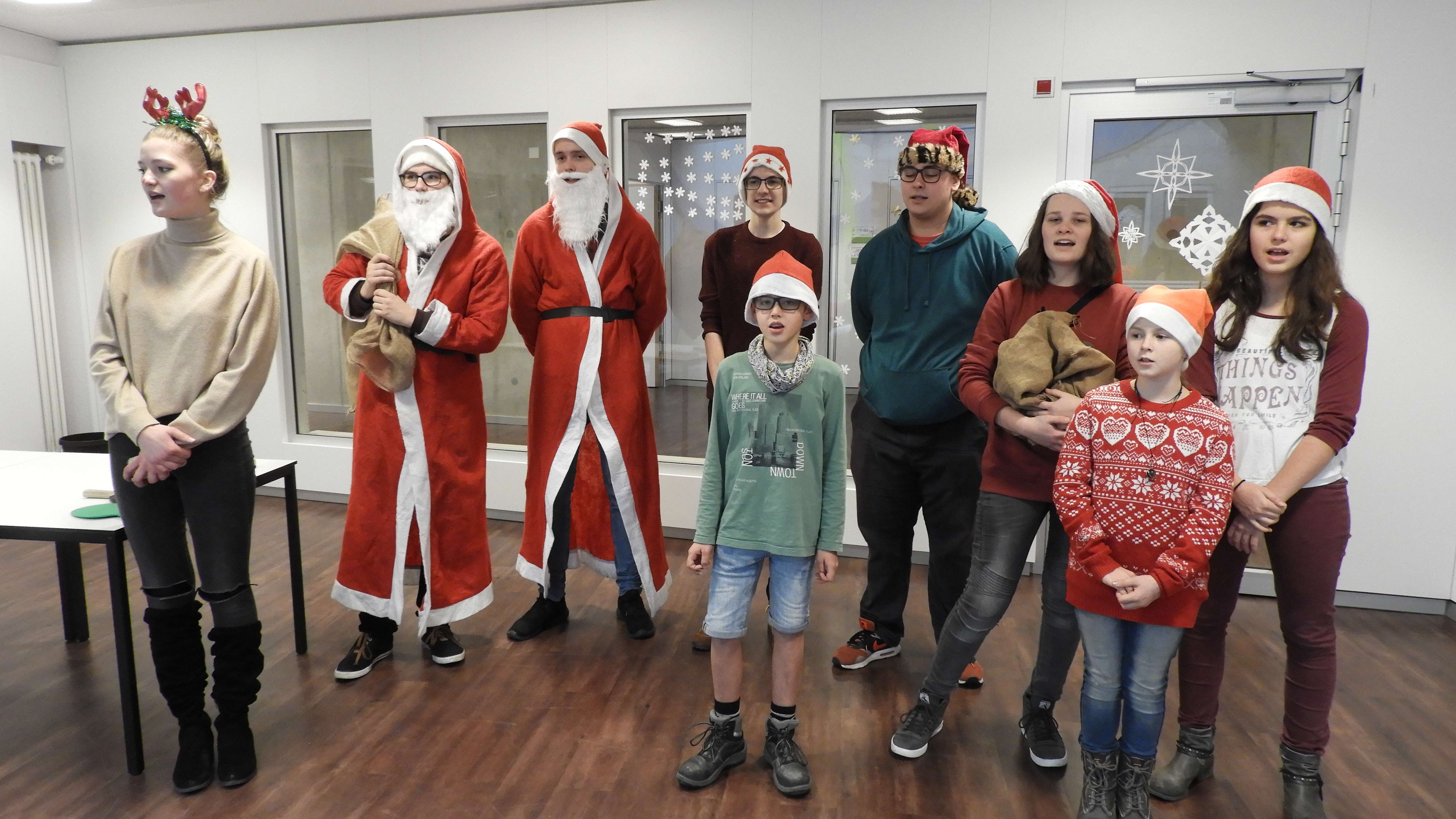 
    
            
                    Die Weihnachtsmänner und Rentiere der SMV bei den Kindern im Kinderzentrum Maulbron
                
        
