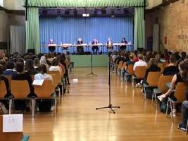 Podiumsdiskussion vor Maulbronner Schülerinnen und Schülern